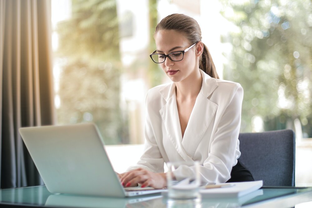 femme qui travaille sur son ordinateur